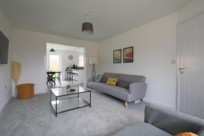 StayRight 4 Bedroom House - 15 mins to Cardiff & Newport